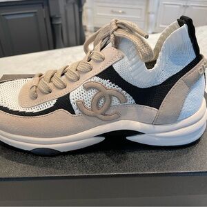 CHANEL 2022 interlocking CC slip on Sneakers. Size 39.5 beige, black and white.